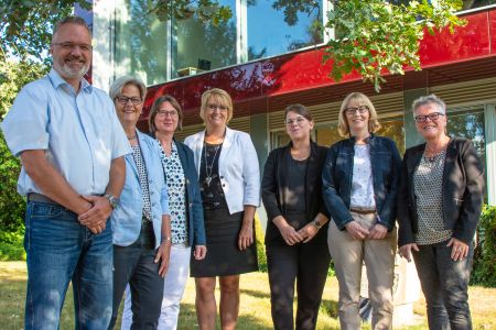 Wollen gemeinsam Chancen eröffnen: (von links) Markus Beninca (Agentur für Arbeit), Hiltrud Meiwes-Klee (Jobcenter Kreis Paderborn), Katharina von Hagen (Regionalagentur OWL), Annette Mühlenhoff (Dezernentin Kreis Paderborn), Frauke Jütte (BiZ), Silvia Steven (In Via e.V. Paderborn), Margarete Schwede (In Via e.V. Paderborn),  Amt für Presse- und Öffentlichkeitsarbeit, Kreis Paderborn, Julian Sprenger Vorstellung des Ausbildungsprogramms NRW